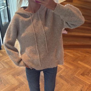 Stickad hoodie  - Säljer denna sååå extremt najs hoodie asså älskar❤️❤️❤️❤️fräne ty så fint märke ella&li