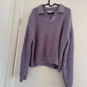 Ljuslila stickad tröja från Weekday - Stickad linnetröja från Weekday i en såå härlig lila färg, perfekt för svalare sommarkvällar. Lite oversized modell, v-ringad med krage. Strl M, normal i storleken. Använd men i gott skick! Säljes då den inte kommer till användning <33