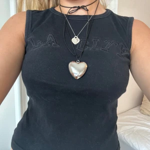 Tank top - Sjukt cool topp köpt i London på en vintagebutik!! Linne med texten LA CITY🖤🖤🖤🖤