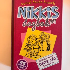 Nikkis dagbok #1 - Följ Nikki när hon börjar på en ny skola, möter nya vänner och fiender, och skriver om sitt (inte så) fantastiska liv. Perfekt för dig som gillar humor, dagboksformat och roliga illustrationer. En modern klassiker för unga läsare. Boken är nästan helt ny läst lite i den.