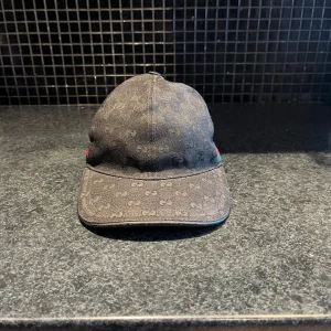 Svart gucci keps - Säljer denna fina gucci keps då jag inte använder den nå mer, bra pris men priset kan diskuteras vid snabbaffär