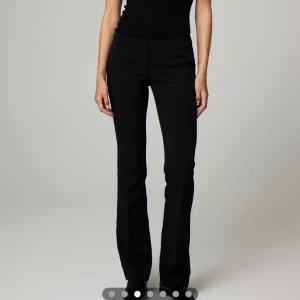 Svarta kostymbyxor med bootcut - Snygga svarta kostymbyxor från Bikbol med bootcut passform och låg midja. Säljer för dom börjar kännas lite korta.