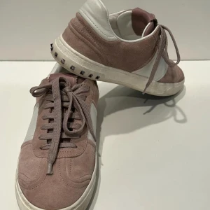 Valentino Garavani | ev byte - Säljer ett par snygga sneakers från Valentino Garavani i ljusrosa mocka med vita skinnpaneler och coola nitar på hälen. | tjejen kan tänkas byta eller sälja