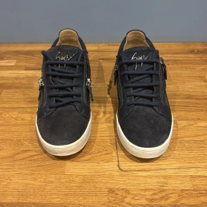 Giuseppe Zanotti - Säljer ett par otroligt snygga skor från exklusiva italienska skomärket Giuseppe Zanotti. Skorna är i extremt bra skick, cirka 8,5/10 och är byggda med bra kvalite så dom kommer vara länge i din garderob. Nypris är runt 7000kr, mitt pris: 1999kr Skriv gärna till oss om det är några funderingar! 