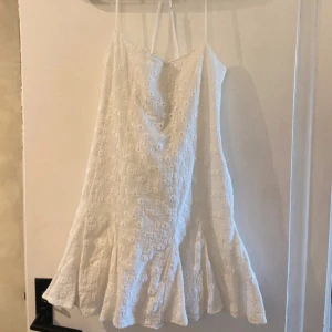 Vit ärmlös klänning med volang - Söker denna super finna klänning därav jag vill ha den till min skolavslutning! 💞 hör gärna av er!! 💞💞💞