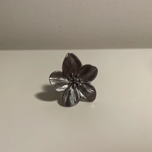 Stor silverfärgad blomring - Fin justerbar ring med motiv av en blomma🌸
