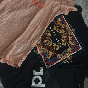 Tre t-shirts från Adidas och Make Sense - Tre snygga t-shirts: en ljusrosa med Adidas-tryck, en svart med stort färgglatt drakmönster och texten 'Make Sense', samt en svart med vit Adidas-logga. Perfekta för en avslappnad stil och streetwear. En från Gina storlek XS de från adidas är barn storlek 11-12 år! De är typ lika stora som den från Gina 💗