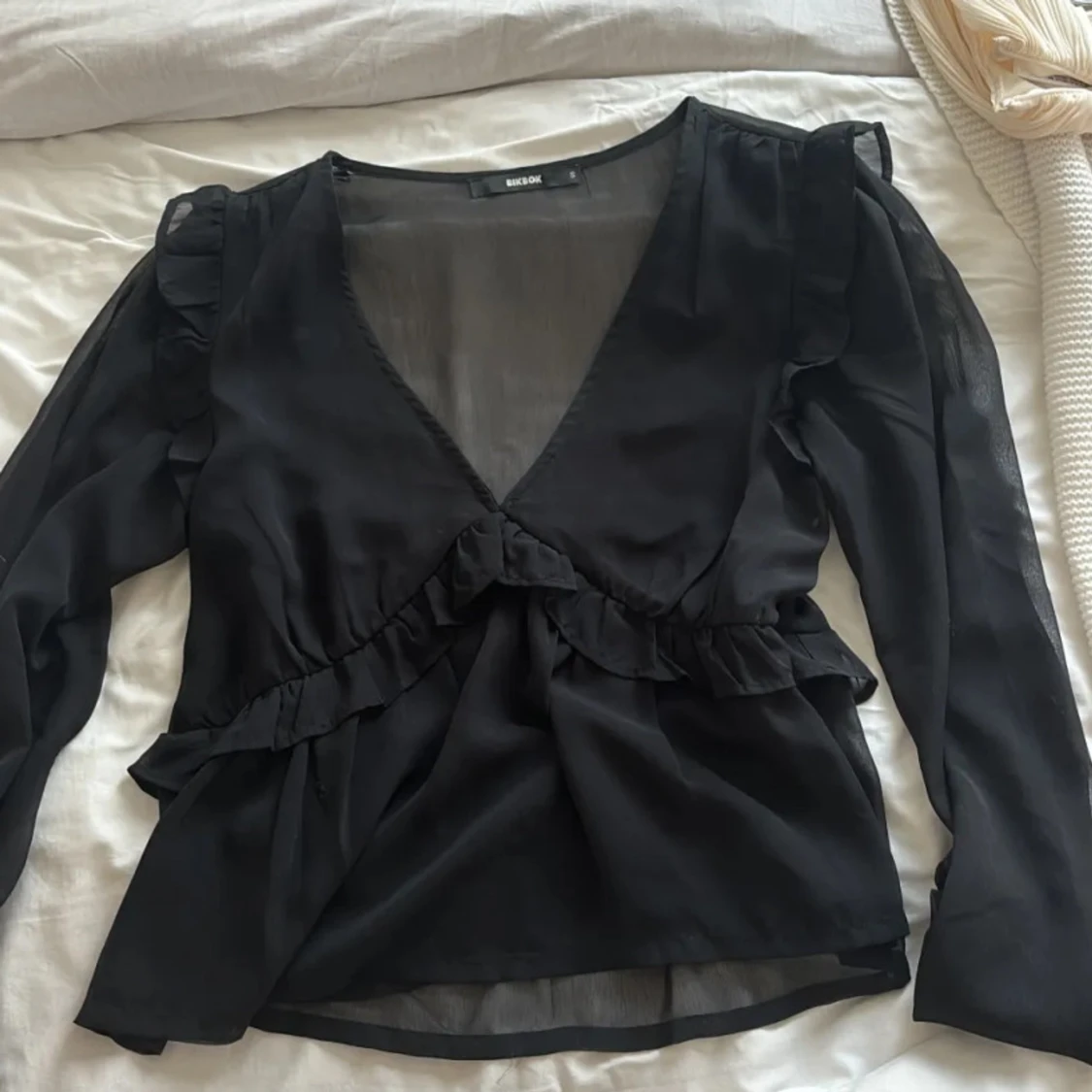 Svart blus med volang bikbok - 1