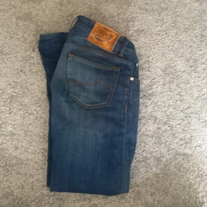 Jacob cohen - Jacob cohen jeans, bra skick, nypris 5000kr~, ger dem for 799kr kan ga ner i pris vid snabb affar, syd söm vid bakre delen av jeansen ej synlig