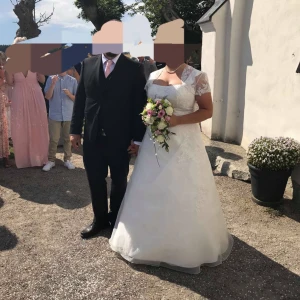 Vit bröllopsklänning med spetsdetaljer - Säljer min fantastiska bröllops klänning som jag hoppas ska kunna glädja någon annan lika mycket som den gjorde mig. Den köptes 2018 på wedding bells by little fairies i Stockholm med bolero och underkjol gick hela kalaset på 14.900. Den är i storlek 46 men passar även en 44-48. Säljer den nu för 7000 kr jag använde den ändast i ca 6 timmar sen ångtvättades den och hängd i garderoben sen dess. 