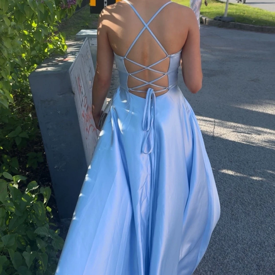 Ljusblå långklänning med slits och snörning i ryggen - 3