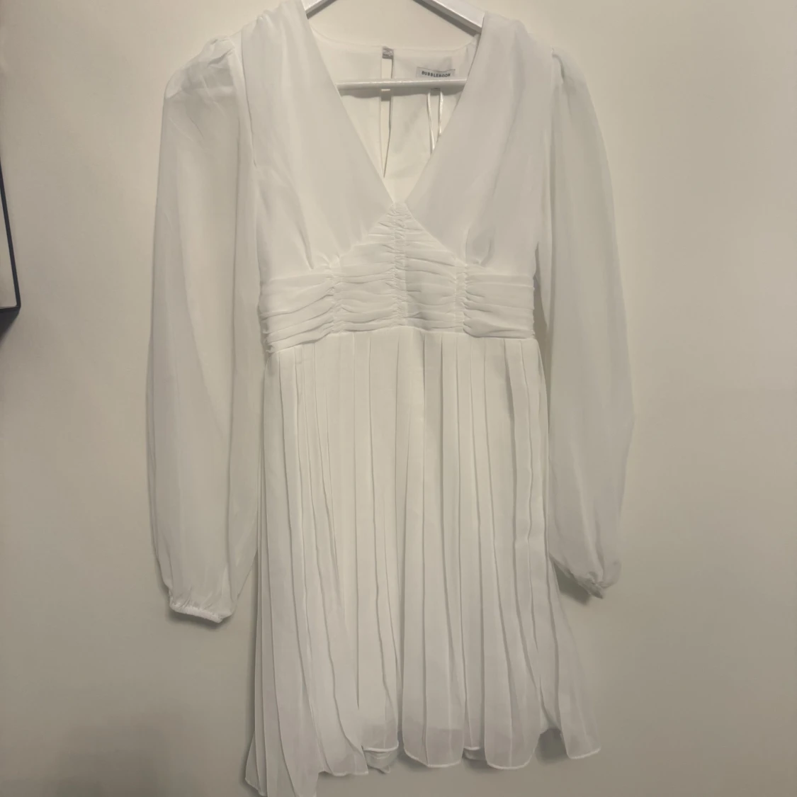 Studentklänning - Vit klänning med v-ringning och luftiga armar - 1