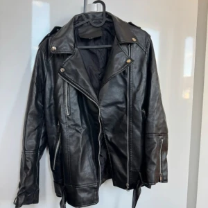 Skinnjacka  - Skinnjacka ifrån Shein, storlek S