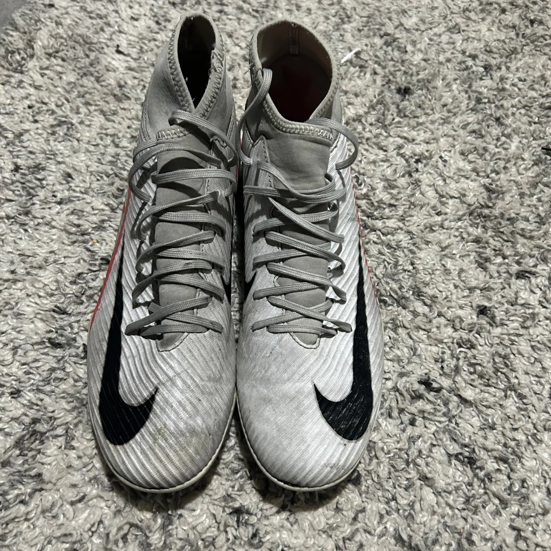 Nike Mercurial fotbollsskor i grått och rött - 2