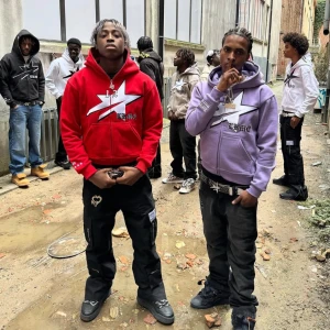 Rosa hoodie från Lukamachain - Säljer nu min rosa hoodie från Lukamachain med dragkedja upp genom hela huvan. Mjuk insida och känguruficka. Finns inte att köpa längre, köpte för 900kr och använt fåtalet gånger!! Mycket fin hoodie men kommer tyvärr inte till användning. 