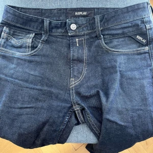 Mörkblå Replay Anbass jeans - Tja säljer mina replay jeans. Dom är i modellen annars och är W29, L32 dom är i bra skick och inga defekter. Skriv vid minsta fråga.
