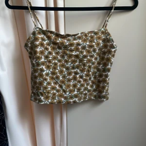 Blommig croppad linnetopp från Bik Bok -  croppad topp från Bik Bok med smala axelband med solroser. 