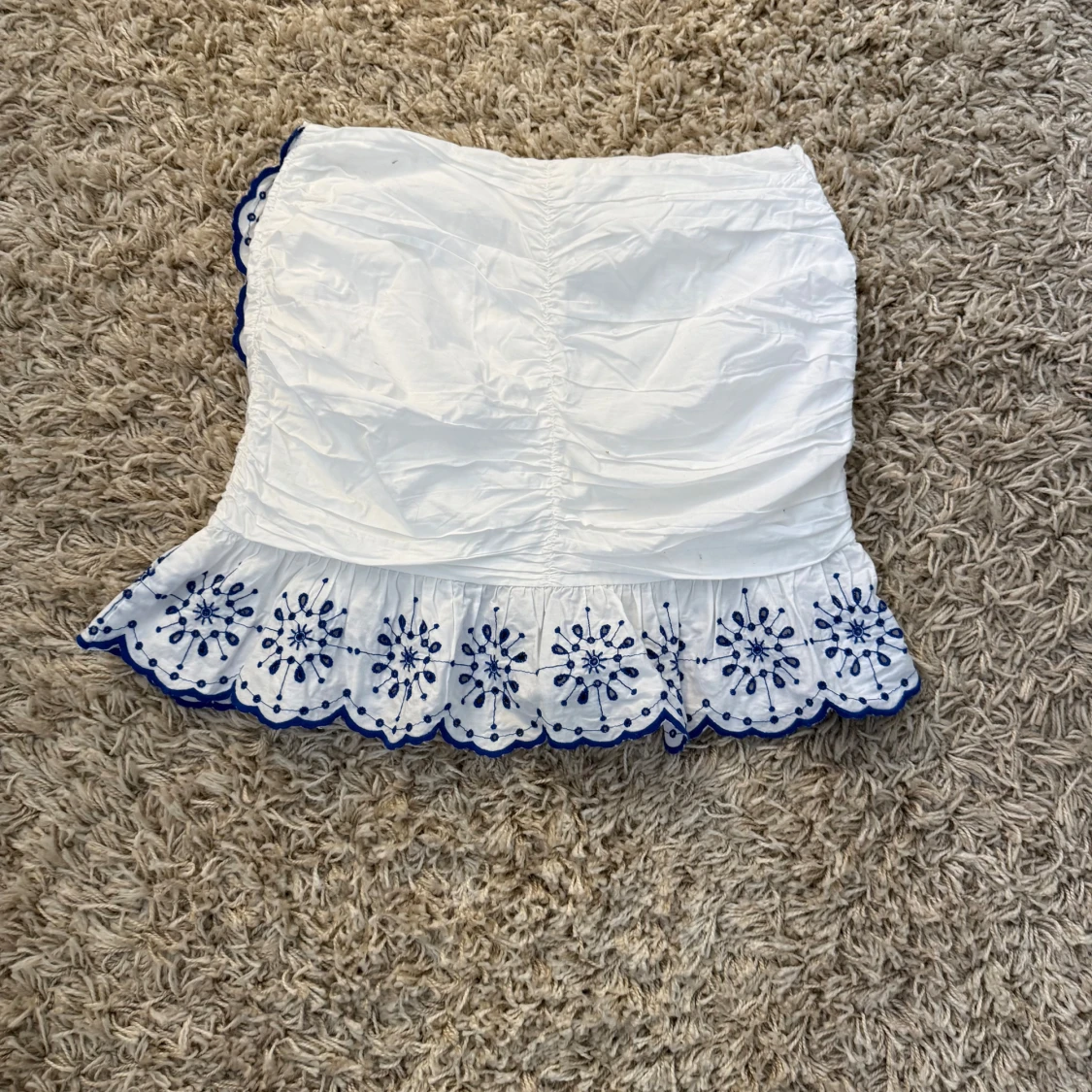 Vit omlottkjol med blå broderi och volang - 1