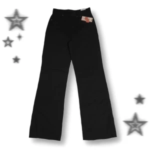 Svarta jeans högmidjade - Vida högmidjade jeans aldrig använda 💕 Ben utsida: 113 cm,   Ben insida: 81 cm,   Midja: 70 cm