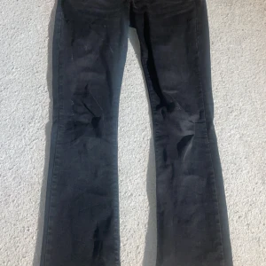 Svarta jeansbyxor från LTB Valerie - Svarta jeansbyxor från LTB, modell Valerie. Byxorna har klassisk femficksdesign och är bootcut med en något smalare passform. Perfekta till många olika stilar och enkla att matcha med olika toppar.