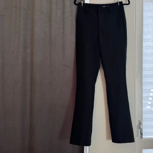 Svarta kostymbyxor från BikBok - Säljer dessa kostymbyxor från BikBok då de inte passar. Använda ca 2-3 gånger och har inga defekter. Är i modellen ”Vilma” med medelhög midja. 