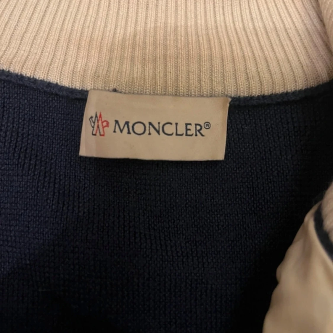 Mörkblå cardigan från Moncler med stickade ärmar - 4