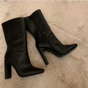 Svarta stövlar - Högklackade lägre stövlar från Bohoo. Lite fodrade inuti. Använda enstaka gånger. Storlek 36💕