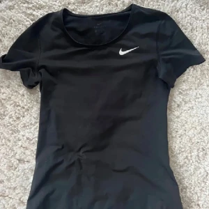 Tränings t- shirt  - Svart tränings tröja ifrån nike. Stolek xs💞