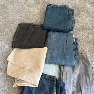 ‼️jenasbundle‼️ - Säljer ett gäng byxor i olika färger och material. Här finns klassiska blå jeans, svarta jeans, beige byxor och grå jeans. Perfekt för dig som vill variera din stil med både neutrala och klassiska färger. Från populära märken perfekt för dig som vill resella 