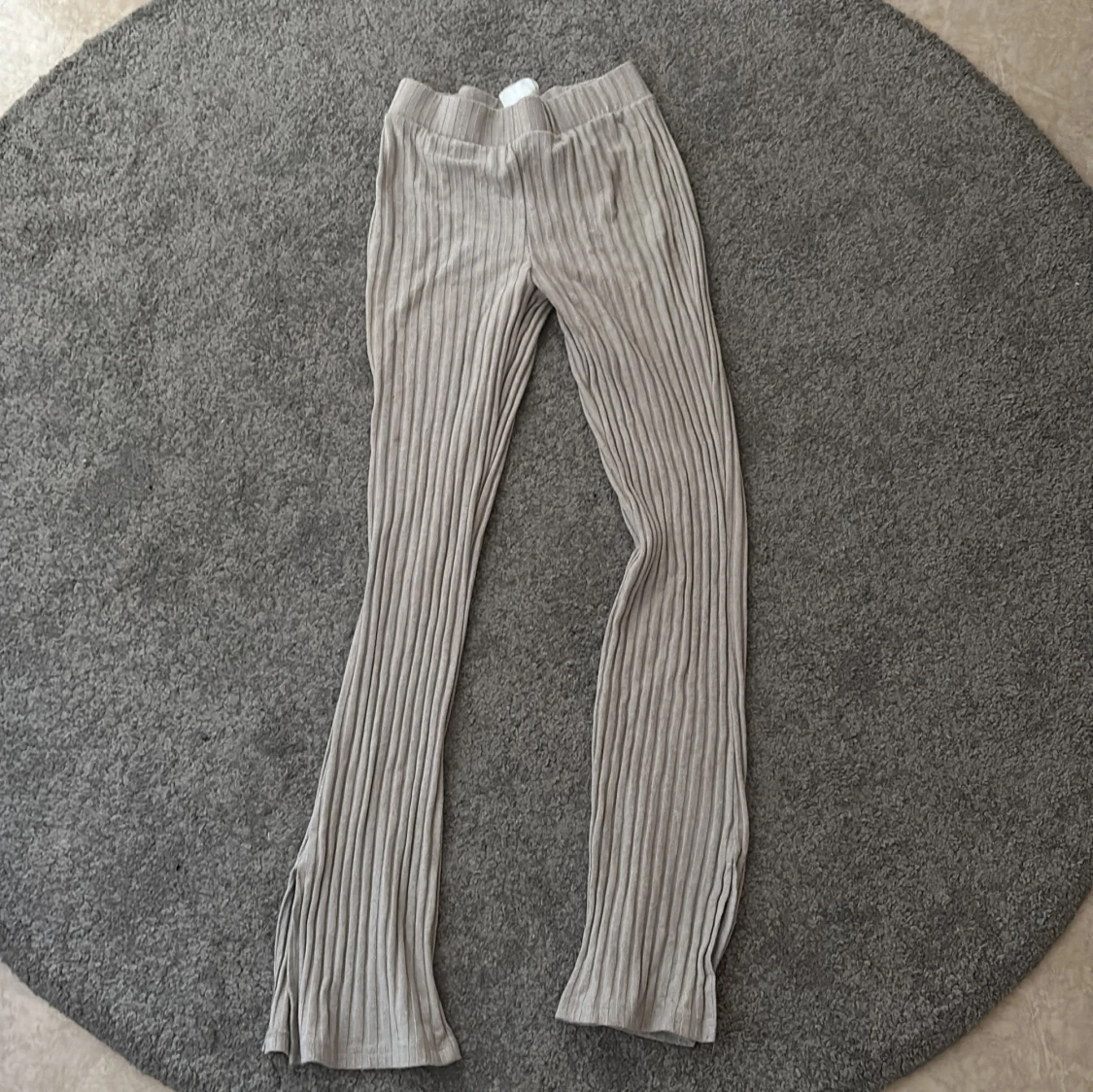 Beige ribbade byxor från Gina Tricot