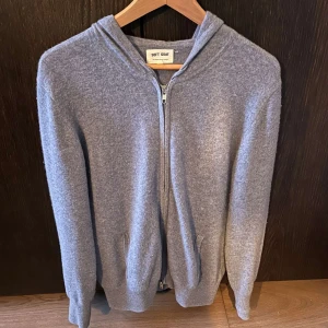 Soft Goat Kashmir hoddie  - Säljer denhär snygga Soft goat hoddien i storlek M. Den är i mycket bra skick och kostar nypris ca 3500kr. Bara att skriva vid funderingar!😊