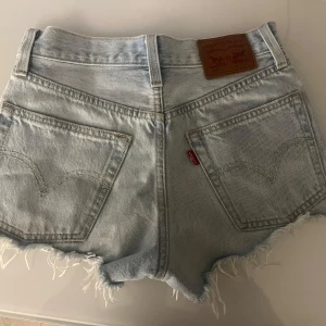 Levisshorts  - Snygga ljusblåa jeansshorts från levis ❤️‍🔥 använda fåtal gånger så de är i nycket fint skick 🤩 rökfritt hem. Skriv vid frågor/fler bilder ❤️‍🔥storlek w24 vilket motsvarar xs (61cm i midjan)