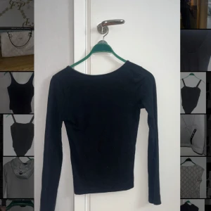 Svart långärmad topp med öppen rygg - En enkel svart långärmad topp med öppen rygg. Tunn och smidig. Snygg och stilren design som funkar till många olika outfits.