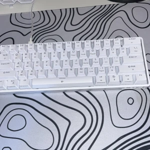 Tangentbord 60% -  Säljer ni mitt mekaniska tangentbord från DIERYA , På baksidan ser ni vad modellen heter. Den är nästan inte använd och är i väldigt bra skick. Jag har säkert missat någonting så hör av er vid frågor och funderingar. Man kan ändra RGB färgen.