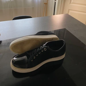 Lanvins svart 41 - Schyssta sommardojjor för en skön peng. Size 41 cond, 9/10 liten defekt på captoen. Annars helt underbar och bra glans 🔆