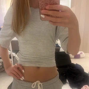 Grå fin tröja som är tight runt midjan - Tight runt midjan, lösare upp till. Armarna är lite längre än vanliga T-shirt armar. Storlek xs. Aldrig använd och som ny. Säljs pga jag inte får någon användning av den. Passar till mycket och går att klä upp och ner💖