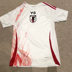 Japan fotbollströja Y-3 - En Japan tröja från adidas. Stolek S. Nytt skick för att jag köpte den men den var förstor. 