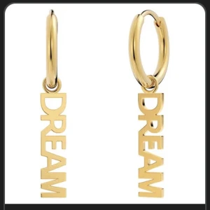 Edblad Dream Hoops Gold örhängen - Snygga guldpläterade hoops från Edblad med hängande texten 'DREAM'. Inga effekter och använda minst 2 gånger. Tveka inte vid frågor