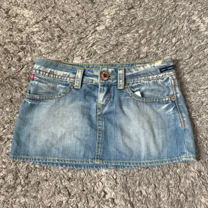 Jeans kjol - Säljer super snygg jeans kjol från humana. Aldrig använt prislappen är kvar!! 