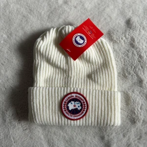 Canada goose mössa - En helt oanvänd Canada Goose mössa, unisex i one size 