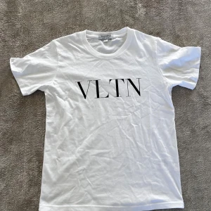 Valentino t-shirt  - Säljer denna as feta valentino tishan. Fint skick inga defekter, storlek S men är små i storleken. Skriv om du har några frågor😉