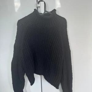 Svart stickad tröja  - Stickad tröja ifrån Hm, storlek S🦋