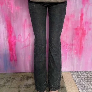 Svarta jeans från Dolce & Gabbana - Svarta jeans från D&G med klassisk femficksdesign och raka ben. Byxorna har en låg midja och bootcut-stil. Synliga sömmar samt detaljerade bakfickor. Perfekta för dig som gillar en stilren look med en touch av premiumkänsla. Köpte I Italien 🩷  så sjukt snygga!!!!! Passar mig som är 173 i längden! På bilderna har jag klackar!