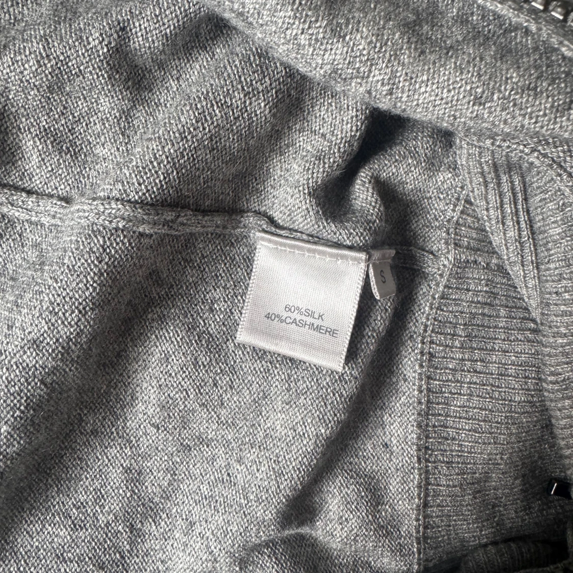 Grå hoodie från Max Tonso - 2