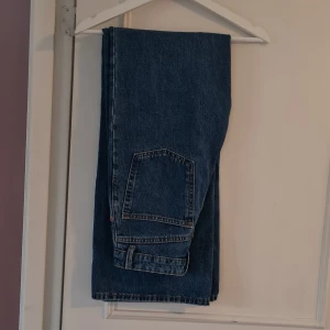 Supersnyggs jeans från Lindex! - (Tyvärr för små för mig) supersnygga!! blåa jeans från Lindex med vida ben och snygg rumpa. Mycket bra skick förutom en trasig (sybar) hälla.
