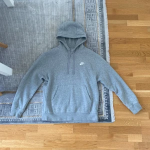 Nike Hoodie - Säljer en  grå hoodie från Nike som är sparsamt använd i strl M.