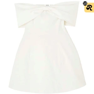 studentklänning  - nypris 799, lite missfärgad speciellt på insidan av klänning vid rygg/axlar men ingenting jag skulle säga att man märker av 