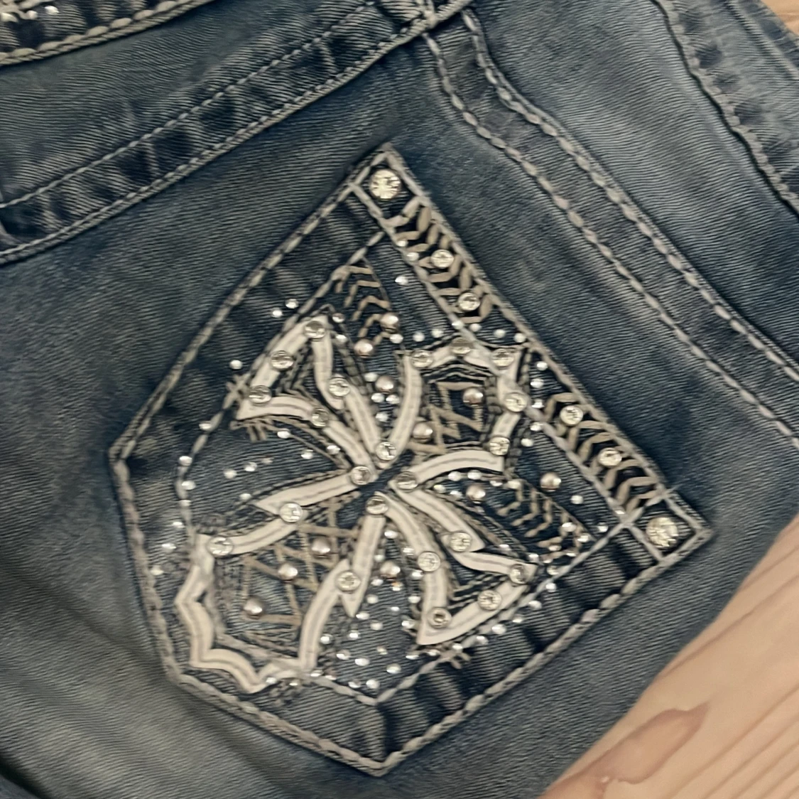 Lågmidjade blå jeans med broderade bakfickor - 4