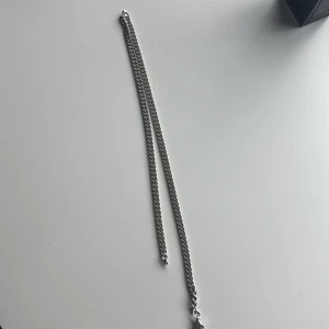 Silver kedja halsband - Säljer ett stilrent halsband i silver med klassisk kedjelänk. Perfekt för dig som gillar minimalistiska accessoarer och vill ha något som passar till många olika outfits.