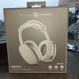Maxi trådlösa headset -  Hej! Jag säljer helt nya Maxi-headset av riktigt bra kvalitet. De har fantastiskt ljud och är perfekta att använda när du jobbar eller tränar. Om du är intresserad eller har frågor är det bara att skicka ett meddelande – jag svarar så snabbt jag kan! Priset kan självklart diskuteras.  